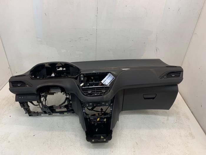 Gebruikte Dashboard Peugeot 208 I (CA/CC/CK/CL) 1.2 Vti 12V PureTech 82 Prijs € 200,00 Margeregeling aangeboden door Snuverink Autodemontage