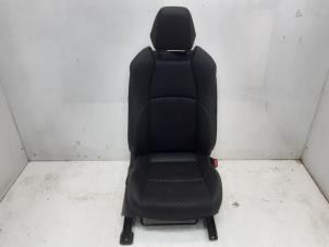 Gebruikte Stoel rechts Toyota Yaris IV (P21/PA1/PH1) 1.5 12V Hybrid 115 Prijs € 124,98 Margeregeling aangeboden door Snuverink Autodemontage