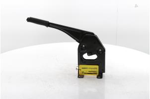 Gebruikte Handremhendel Renault Master III (MA/MB/MC/MD/MH/MF/MG/MH) 2.3 dCi 150 16V Prijs € 78,65 Inclusief btw aangeboden door Snuverink Autodemontage