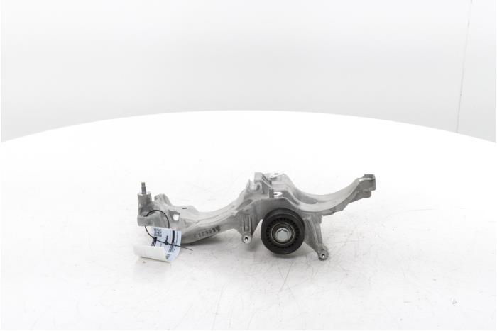 Gebruikte Dynamosteun boven Peugeot 3008 II (M4/MC/MJ/MR) 1.6 16V HYbrid 225 Prijs € 48,40 Inclusief btw aangeboden door Snuverink Autodemontage