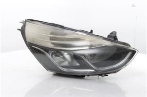 Gebruikte Koplamp rechts Renault Clio IV (5R) 1.5 Energy dCi 90 FAP Prijs € 175,00 Margeregeling aangeboden door Snuverink Autodemontage