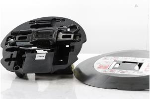 Gebruikte Krik Renault Clio IV (5R) 0.9 Energy TCE 90 12V Prijs € 40,00 Margeregeling aangeboden door Snuverink Autodemontage