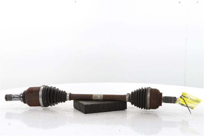 Gebruikte Aandrijfas links-voor Dacia Sandero II 0.9 TCE 12V Prijs € 50,00 Margeregeling aangeboden door Snuverink Autodemontage
