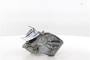 Gebruikte Dynamosteun boven Peugeot 308 SW (F4/FC/FN/FR) 1.5 Blue HDi 130 16V Prijs € 25,00 Margeregeling aangeboden door Snuverink Autodemontage