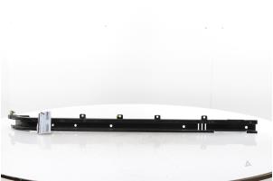 Gebruikte Schuifdeurrail links Peugeot Expert (V1/VA/VB/VE/VF/VT/VY) e-Expert Prijs € 108,90 Inclusief btw aangeboden door Snuverink Autodemontage
