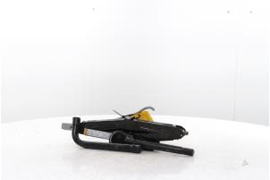 Gebruikte Krik Renault Express Prijs € 35,00 Margeregeling aangeboden door Snuverink Autodemontage