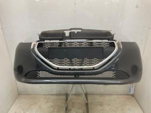 Gebruikte Voorbumper Peugeot 208 I (CA/CC/CK/CL) 1.0 Vti 12V PureTech Prijs € 600,00 Margeregeling aangeboden door Snuverink Autodemontage