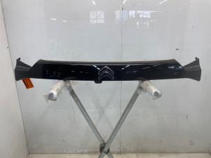 Gebruikte Sierlijst achterklep Citroen C4 Berline (BA/BB/BC) ë-C4 50 kWh Prijs € 150,00 Margeregeling aangeboden door Snuverink Autodemontage