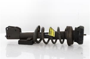 Gebruikte Mac Phersonpoot rechts-voor Renault Trafic (1FL/2FL/3FL/4FL) 2.0 dCi 16V 150 Prijs op aanvraag aangeboden door Snuverink Autodemontage