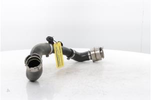 Intercooler Slang van een Renault Arkana (RJLL) 1.3 TCe 140 16V 2021