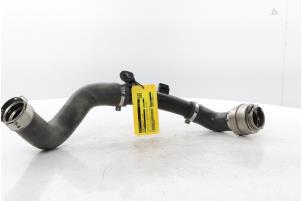 Intercooler Slang van een Renault Arkana (RJLL) 1.3 TCe 140 16V 2021