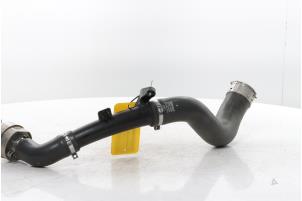 Intercooler Slang van een Renault Arkana (RJLL) 1.3 TCe 140 16V 2021