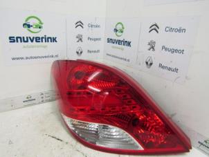 Gebruikte Achterlicht links Peugeot 207/207+ (WA/WC/WM) 1.4 16V VTi Prijs € 67,49 Margeregeling aangeboden door Snuverink Autodemontage