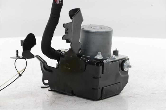 ABS Pomp van een Renault Clio V (RJAB) 1.0 TCe 100 12V Bi-Fuel 2020