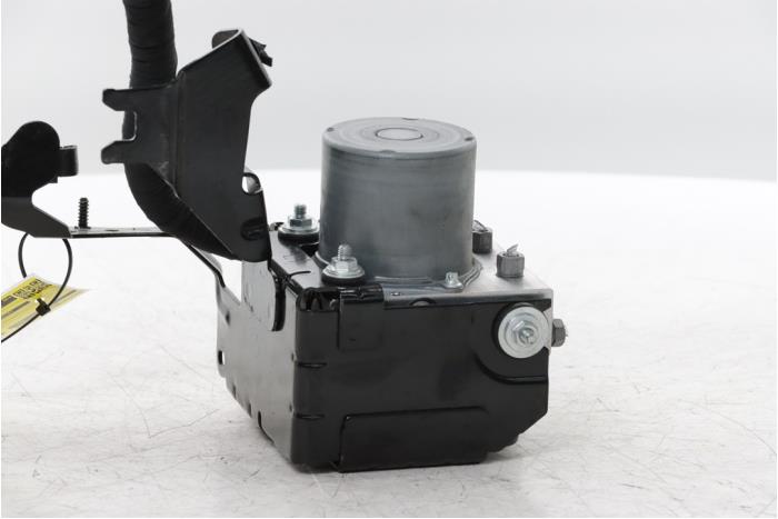 ABS Pomp van een Renault Clio V (RJAB) 1.0 TCe 100 12V Bi-Fuel 2020