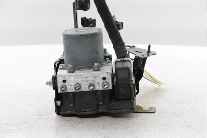 ABS Pomp van een Renault Clio V (RJAB) 1.0 TCe 100 12V Bi-Fuel 2020