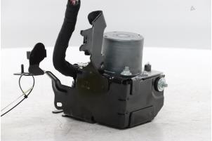 ABS Pomp van een Renault Clio V (RJAB) 1.0 TCe 100 12V Bi-Fuel 2020