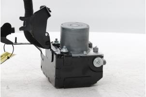 ABS Pomp van een Renault Clio V (RJAB) 1.0 TCe 100 12V Bi-Fuel 2020