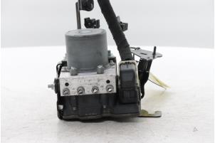 ABS Pomp van een Renault Clio V (RJAB) 1.0 TCe 100 12V Bi-Fuel 2020