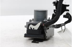ABS Pomp van een Renault Clio V (RJAB) 1.0 TCe 100 12V Bi-Fuel 2020