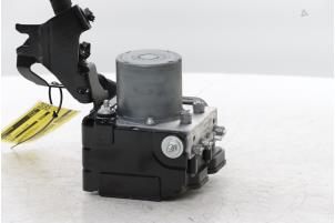 ABS Pomp van een Renault Clio V (RJAB) 1.0 TCe 100 12V Bi-Fuel 2020