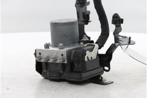ABS Pomp van een Renault Clio V (RJAB) 1.0 TCe 100 12V Bi-Fuel 2020