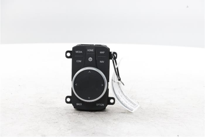 Gebruikte Bediening boordcomputer BMW 1 serie (F40) 118i 1.5 TwinPower 12V Prijs € 80,00 Margeregeling aangeboden door Snuverink Autodemontage