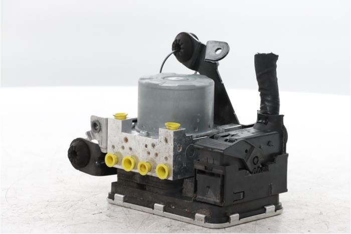 ABS Pomp van een Volvo S60 III (ZS) 2.0 T4 16V 2020