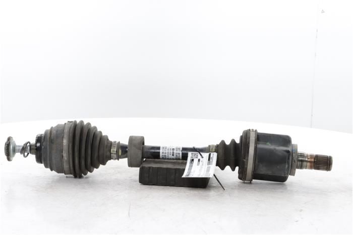 Gebruikte Aandrijfas links-voor BMW 1 serie (F40) 118d 2.0 16V Prijs € 295,00 Margeregeling aangeboden door Snuverink Autodemontage