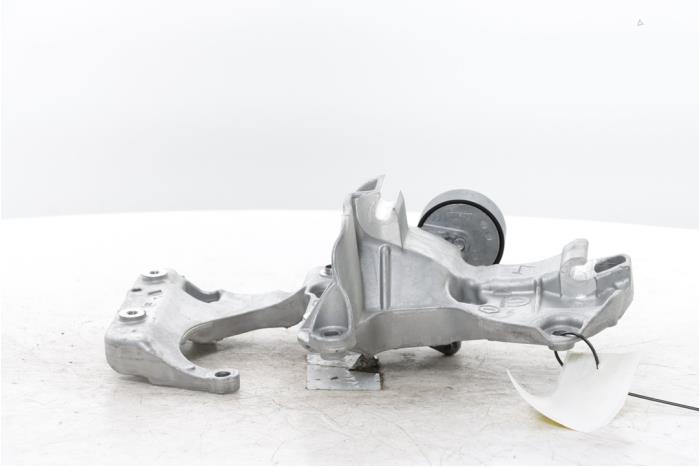 Gebruikte Dynamosteun boven Peugeot 2008 (UD/UK/UR/US/UX) 1.2 Hybrid 136 Prijs op aanvraag aangeboden door Snuverink Autodemontage