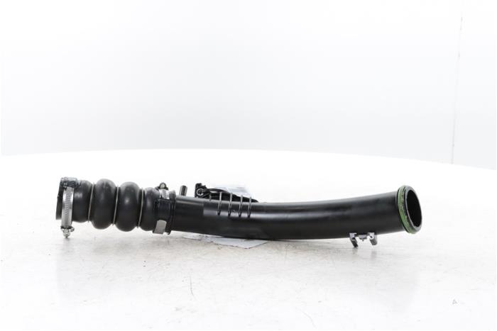 Gebruikte Intercooler Slang Peugeot 2008 (UD/UK/UR/US/UX) 1.2 Hybrid 136 Prijs op aanvraag aangeboden door Snuverink Autodemontage