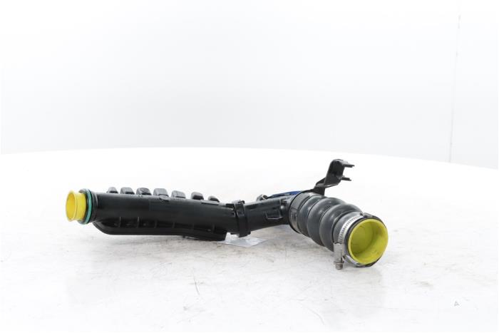 Gebruikte Intercooler Slang Peugeot 2008 (UD/UK/UR/US/UX) 1.2 Hybrid 136 Prijs op aanvraag aangeboden door Snuverink Autodemontage