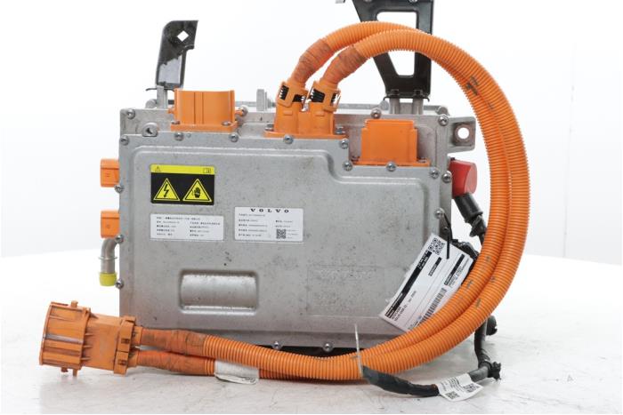 Gebruikte On-board charger Volvo EX30 Twin Motor Performance 69 kWh Prijs € 1.250,00 Margeregeling aangeboden door Snuverink Autodemontage