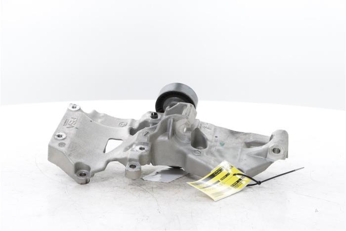 Gebruikte Dynamosteun boven Citroen C3 (CB/CC) 1.2 PureTech 100 Prijs € 35,00 Margeregeling aangeboden door Snuverink Autodemontage