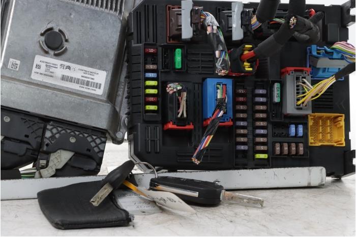 Gebruikte Computer Motormanagement Opel Corsa F (UB/UH/UP) 1.2 Turbo 12V 100 Prijs € 350,00 Margeregeling aangeboden door Snuverink Autodemontage