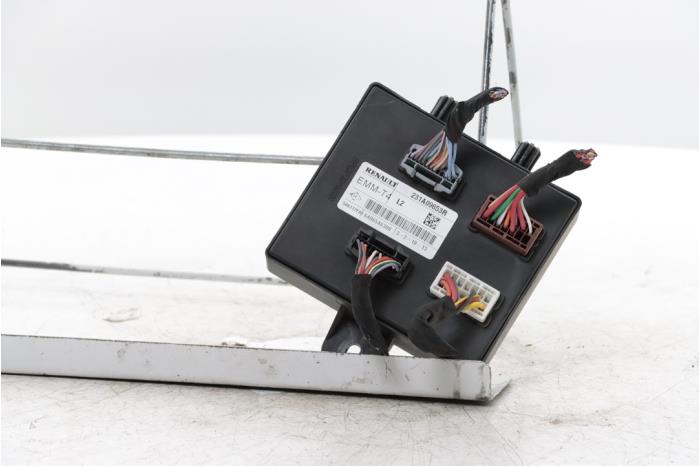 Gebruikte Module Bodycontrol Renault Captur I (2R) 0.9 Energy TCE 12V Prijs € 90,00 Margeregeling aangeboden door Snuverink Autodemontage