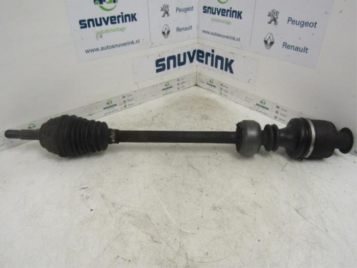Gebruikte Aandrijfas links-voor Renault Twingo (C06) 1.2 SPi Phase I Prijs € 10,33 Margeregeling aangeboden door Snuverink Autodemontage