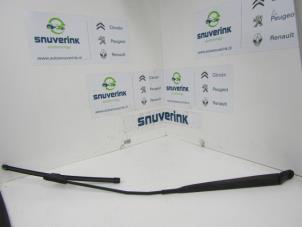 Gebruikte Ruitenwisserarm voor Renault Clio III (BR/CR) 1.5 dCi 75 FAP Prijs € 20,00 Margeregeling aangeboden door Snuverink Autodemontage