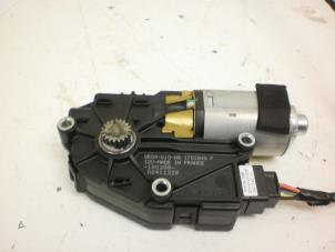 Gebruikte Schuifdak Motor Renault Espace (JK) 2.0 dCi 16V 150 FAP . Prijs € 34,98 Margeregeling aangeboden door Snuverink Autodemontage