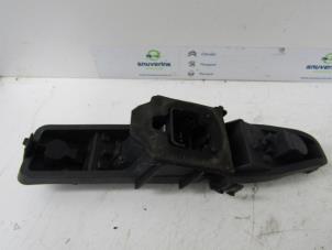 Gebruikte Fitting Achterlicht links Renault Scénic II (JM) 2.0 dCi 16V 150 Prijs € 10,33 Margeregeling aangeboden door Snuverink Autodemontage