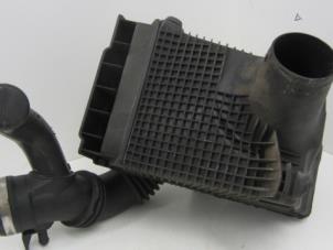 Gebruikte Luchtfilterhuis Renault Megane II (BM/CM) 1.6 16V Prijs € 10,33 Margeregeling aangeboden door Snuverink Autodemontage