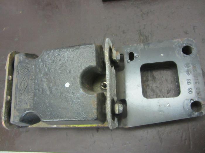 Gebruikte Bumperframe achter Renault Megane II CC (EM) 2.0 16V Prijs € 10,33 Margeregeling aangeboden door Snuverink Autodemontage