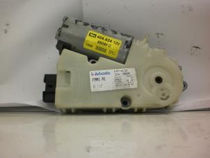 Gebruikte Schuifdak Motor Peugeot 307 SW (3H) 1.6 HDiF 110 16V Prijs € 34,98 Margeregeling aangeboden door Snuverink Autodemontage