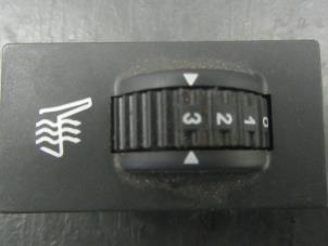 Gebruikte Stoelverwarmings Schakelaar Peugeot 407 (6D) 2.0 HDiF 16V Prijs € 25,33 Margeregeling aangeboden door Snuverink Autodemontage