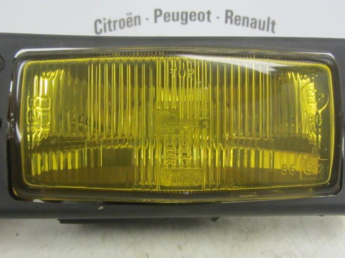 Mistlamp rechts-voor van een Renault R5 1988
