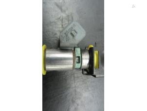 Gebruikte Injector (benzine injectie) Peugeot 106 II 1.6 GTi 16V Prijs € 10,33 Margeregeling aangeboden door Snuverink Autodemontage