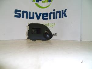 Gebruikte Schuifdak schakelaar Peugeot 308 SW (4E/H) 1.6 VTI 16V Prijs € 24,98 Margeregeling aangeboden door Snuverink Autodemontage