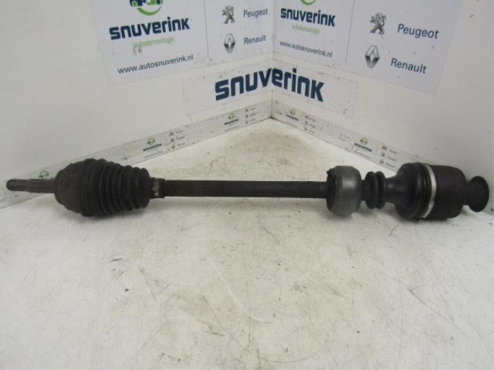 Gebruikte Aandrijfas links-voor Renault Twingo (C06) 1.2 SPi Phase I Prijs € 10,33 Margeregeling aangeboden door Snuverink Autodemontage