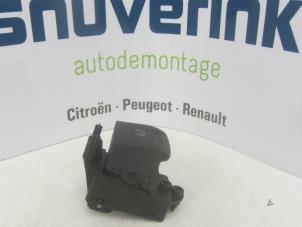 Gebruikte Handrem schakelaar Renault Scénic III (JZ) 1.4 16V TCe 130 Prijs € 30,00 Margeregeling aangeboden door Snuverink Autodemontage
