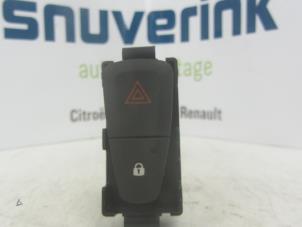 Gebruikte Gevarenlicht Schakelaar Renault Scénic III (JZ) 1.5 dCi 110 Prijs € 15,00 Margeregeling aangeboden door Snuverink Autodemontage